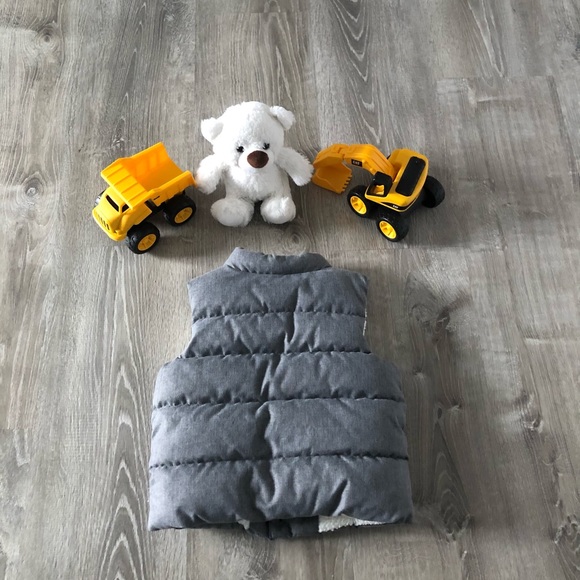 Baby GAP Puffer Vest - Picture 3 of 8